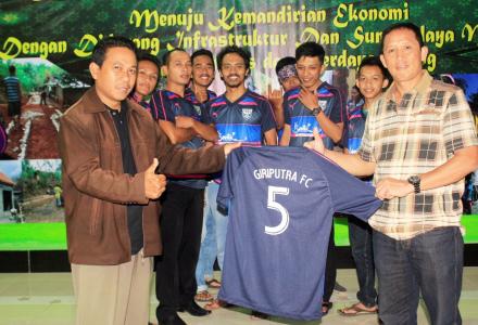 LAUNCHING KOSTUM PS. GIRI PUTRA FC OLEH PEMERINTAH DESA TERONG DAN PENYERAHAN TRHOPY BERGILIR